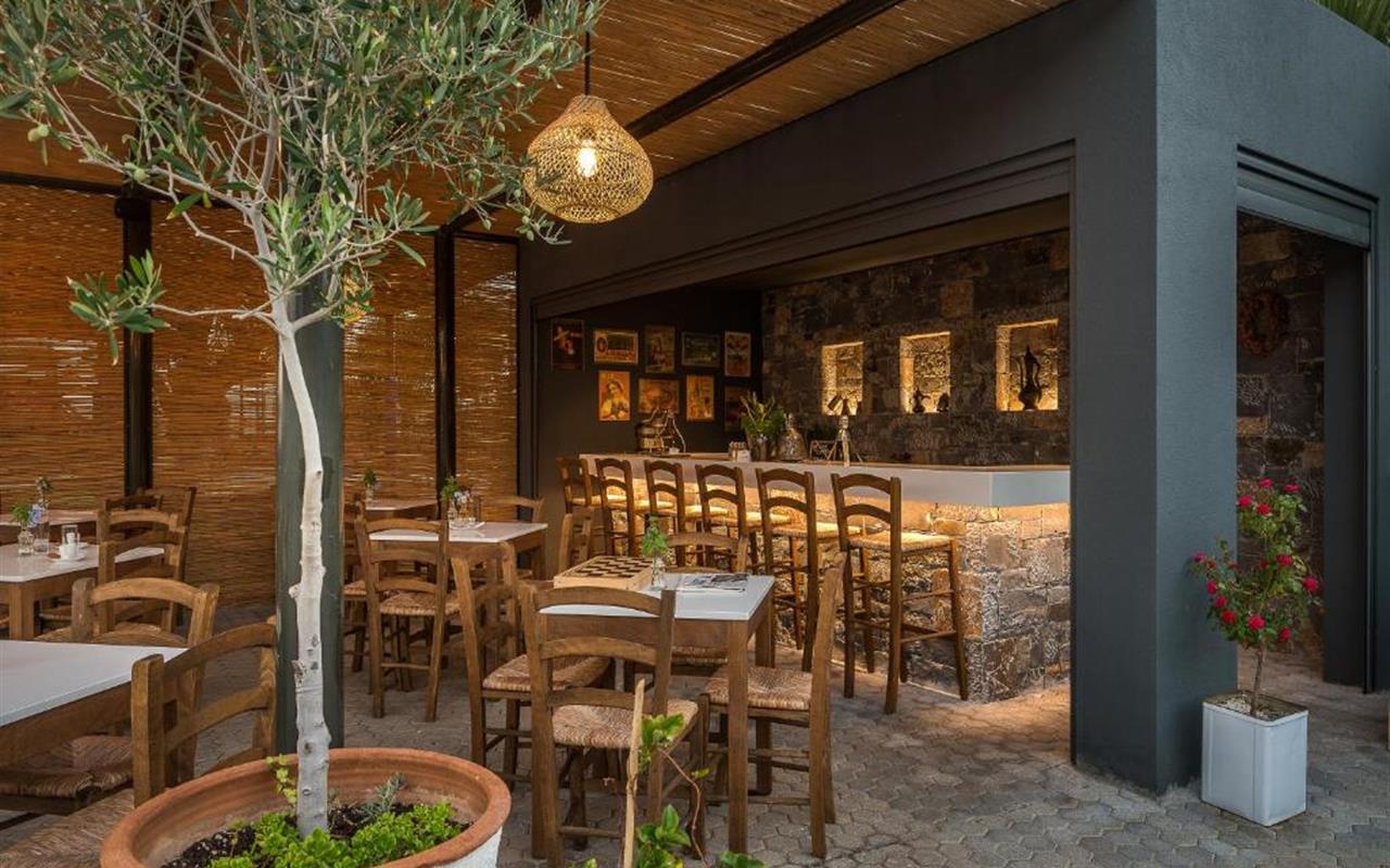 P 46 G - Hôtel Arminda - restaurant extérieur